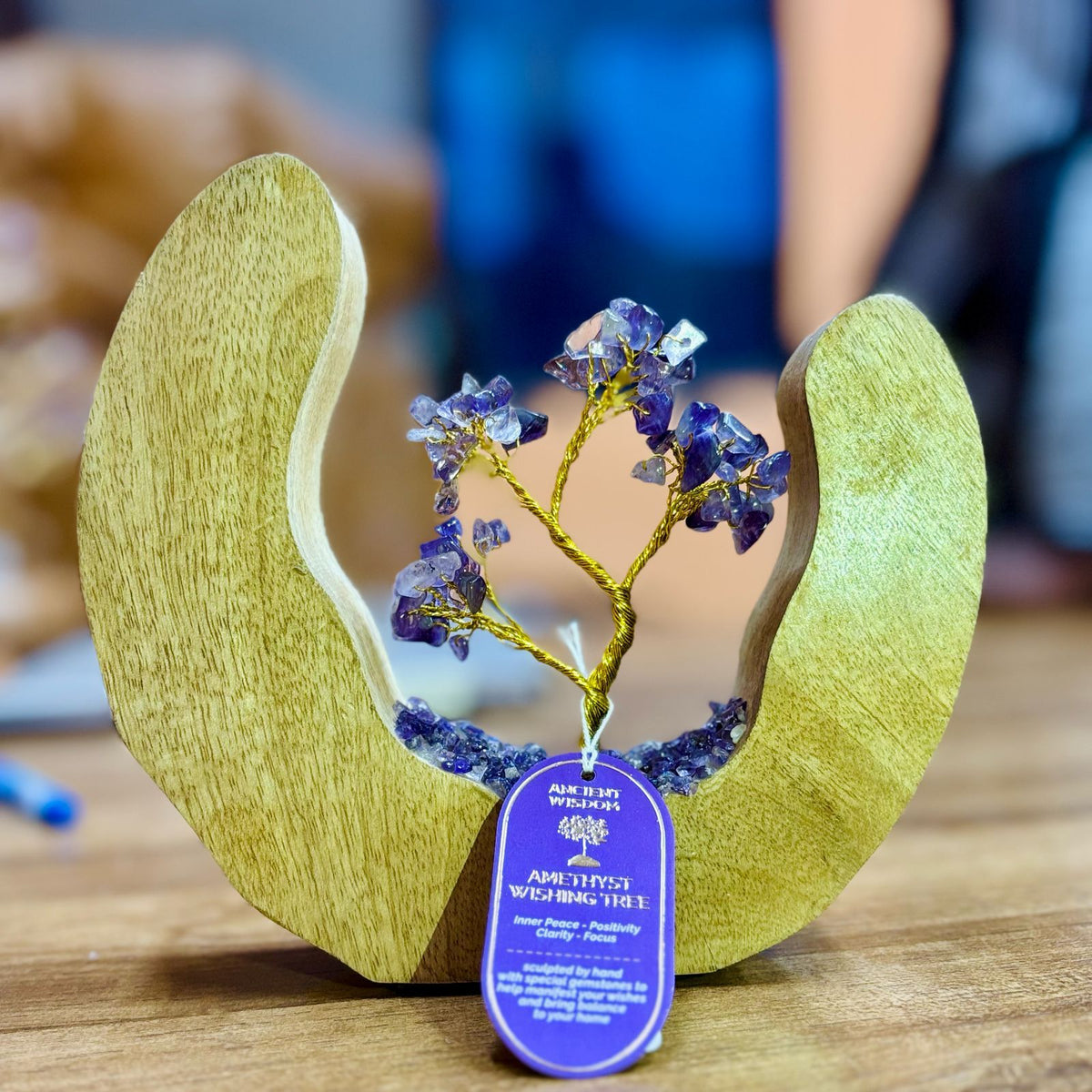Árbol de amatista en aro abierto de madera de mango