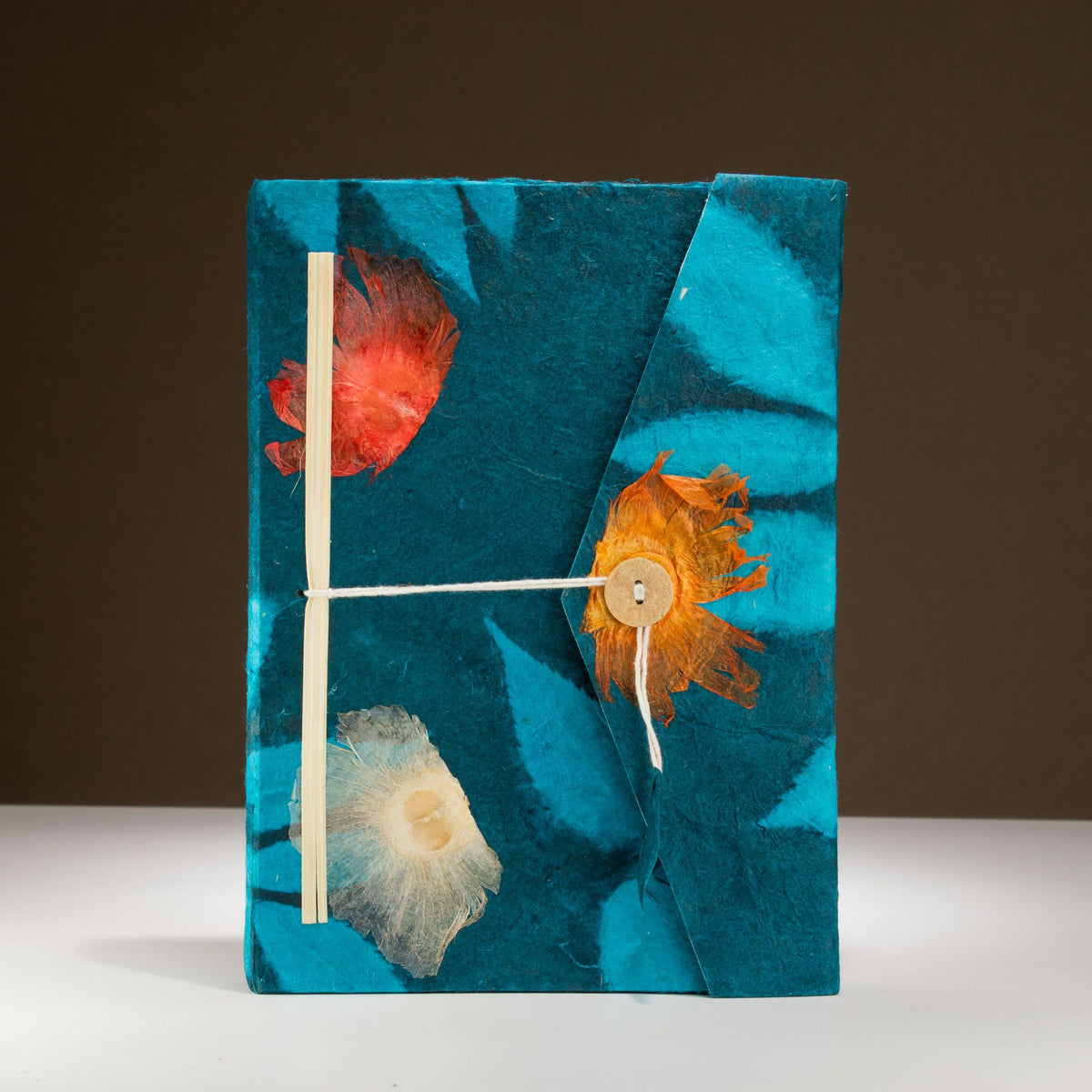 Cuaderno de papel lokta · Flores azul medianoche · 21 × 15 cm
