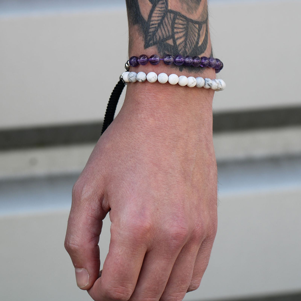 Pulsera de hilo azul marino con howlita blanca · Ajustable