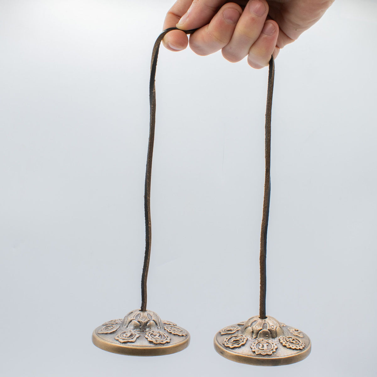 Tingsha tibetana de latón grande · Siete chakras · 7 cm