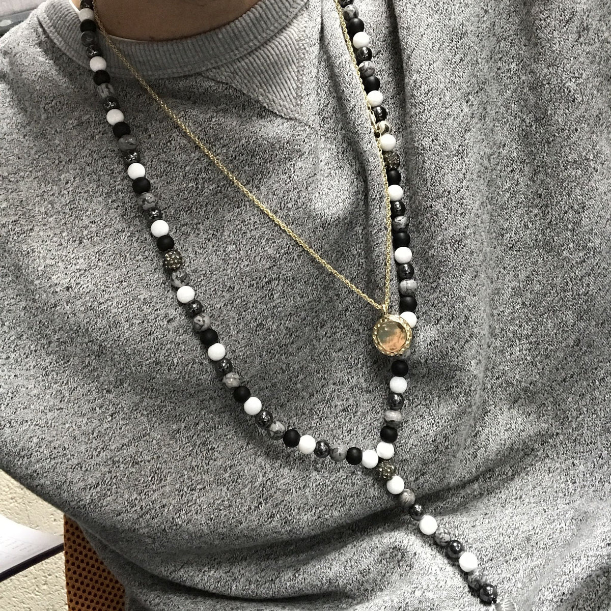 Collar de piedra negra con buda
