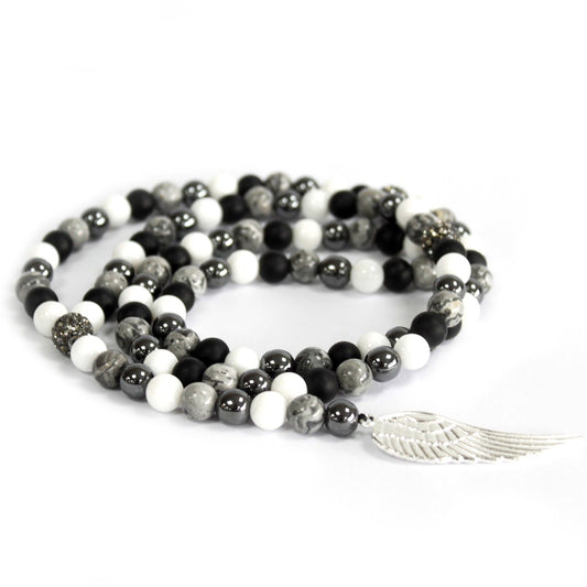 Collar de ágata gris con ala de ángel