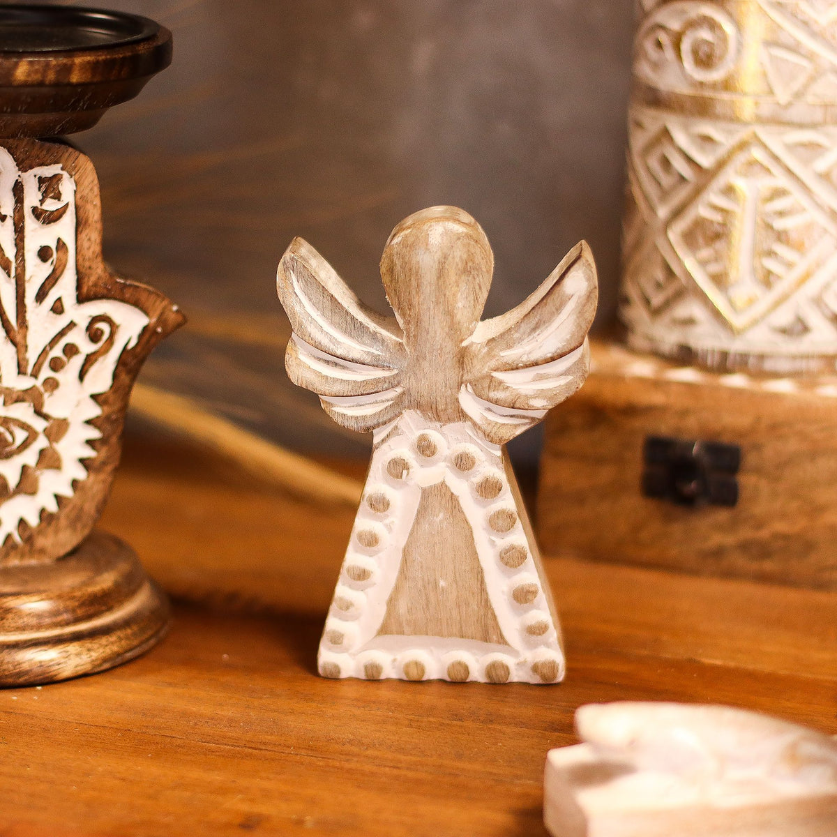 Ángel de madera de mango con acabado blanqueado