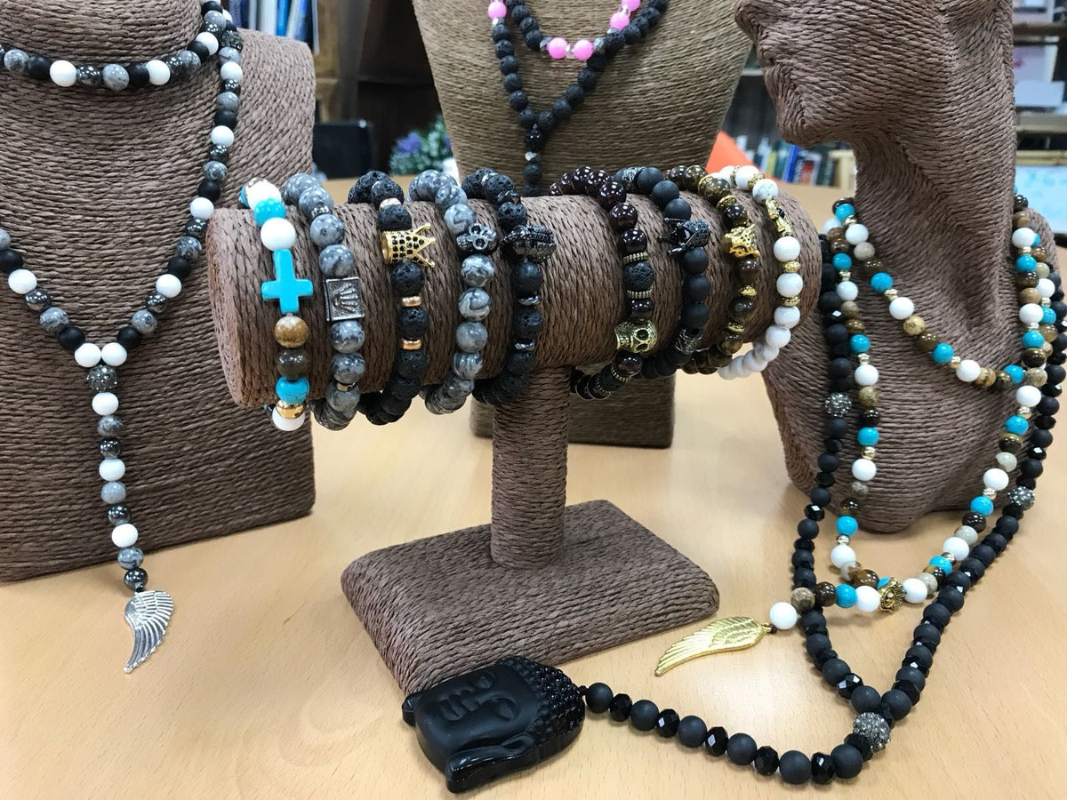 Pulsera de piedra de lava con corona dorada