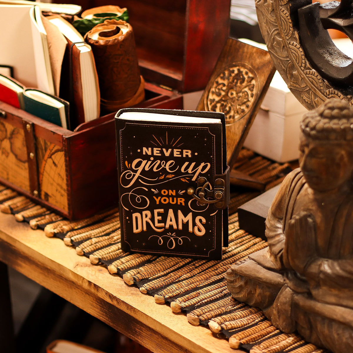 Cuaderno de cuero estampado · Persigue tus sueños