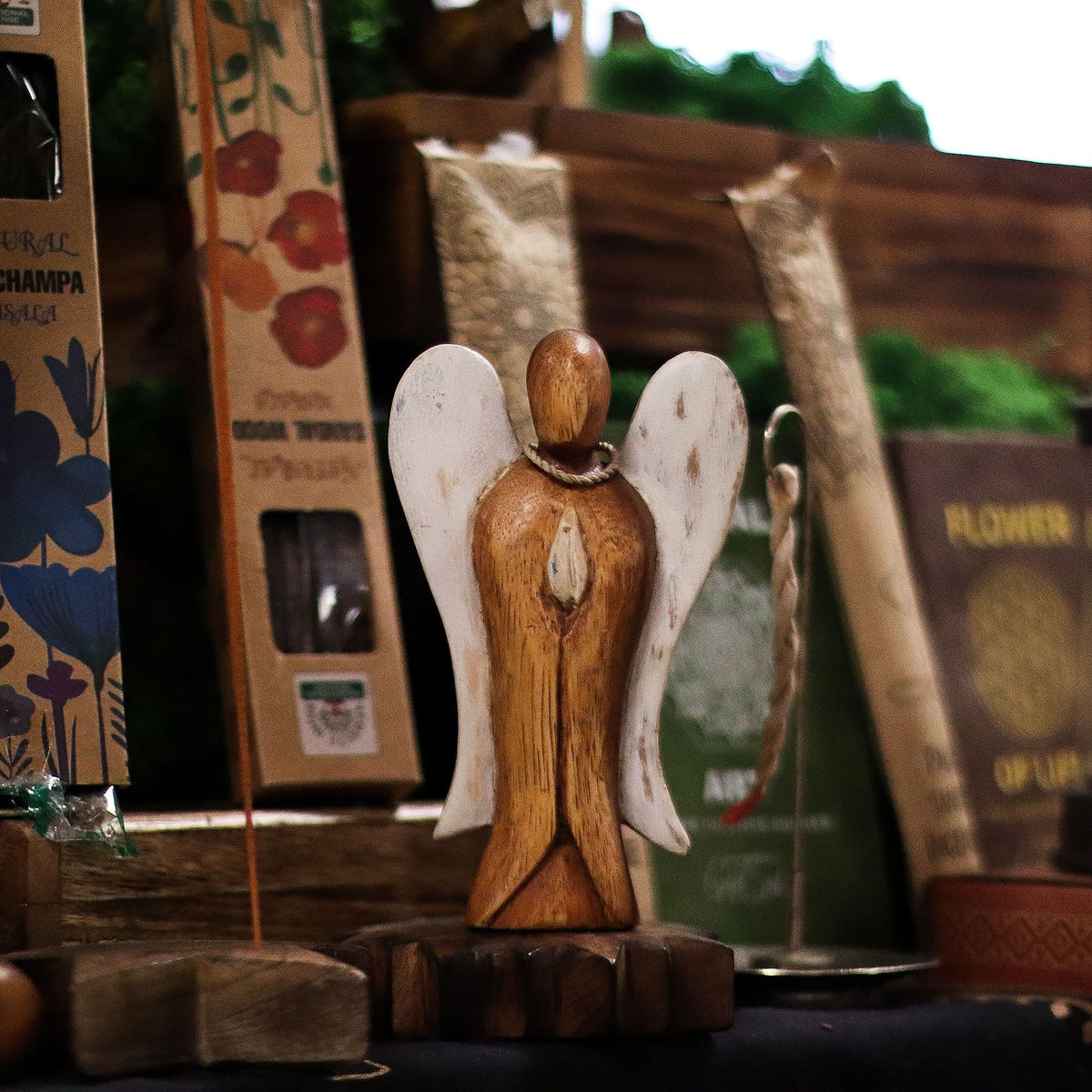 Ángel de madera de suar · Paz · 15 cm