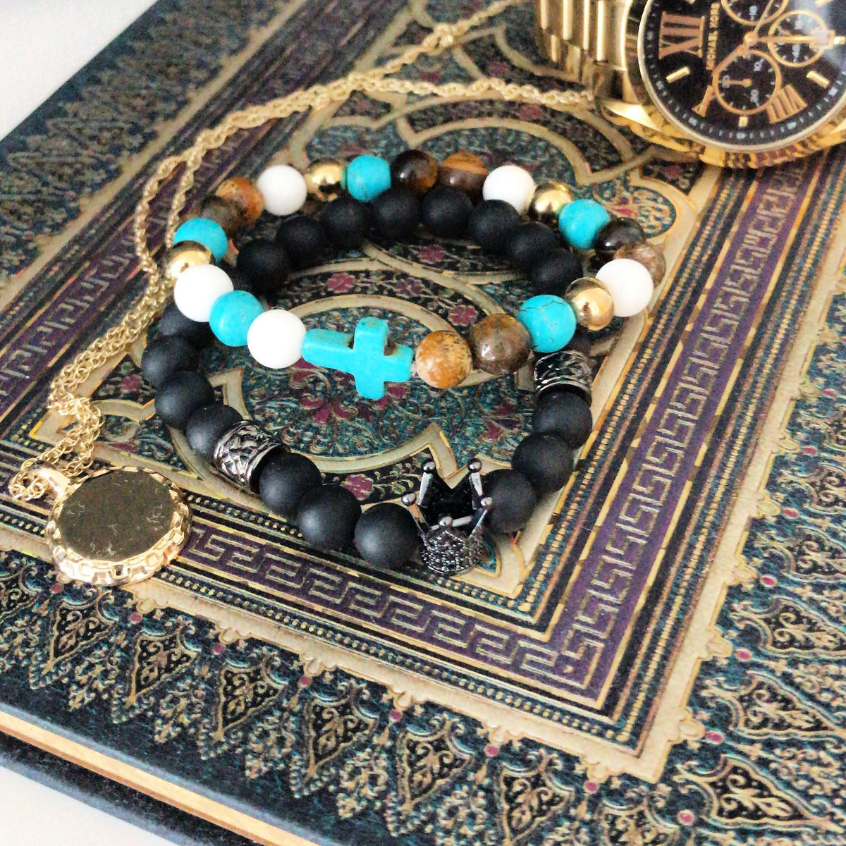 Pulsera de ágata negra con corona de cristal
