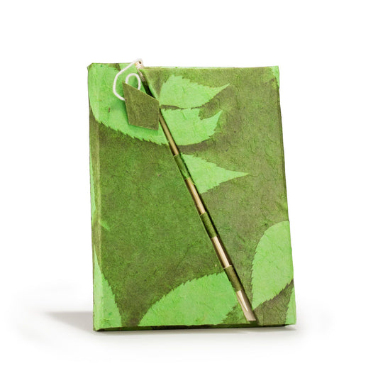 Cuaderno de papel lokta con cierre de bambú · Flores verde musgo · 15 × 12 cm