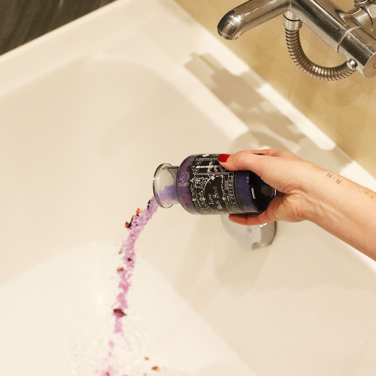 Poción de baño de bruja antigua con amuleto de cuarzo rosa · Amor