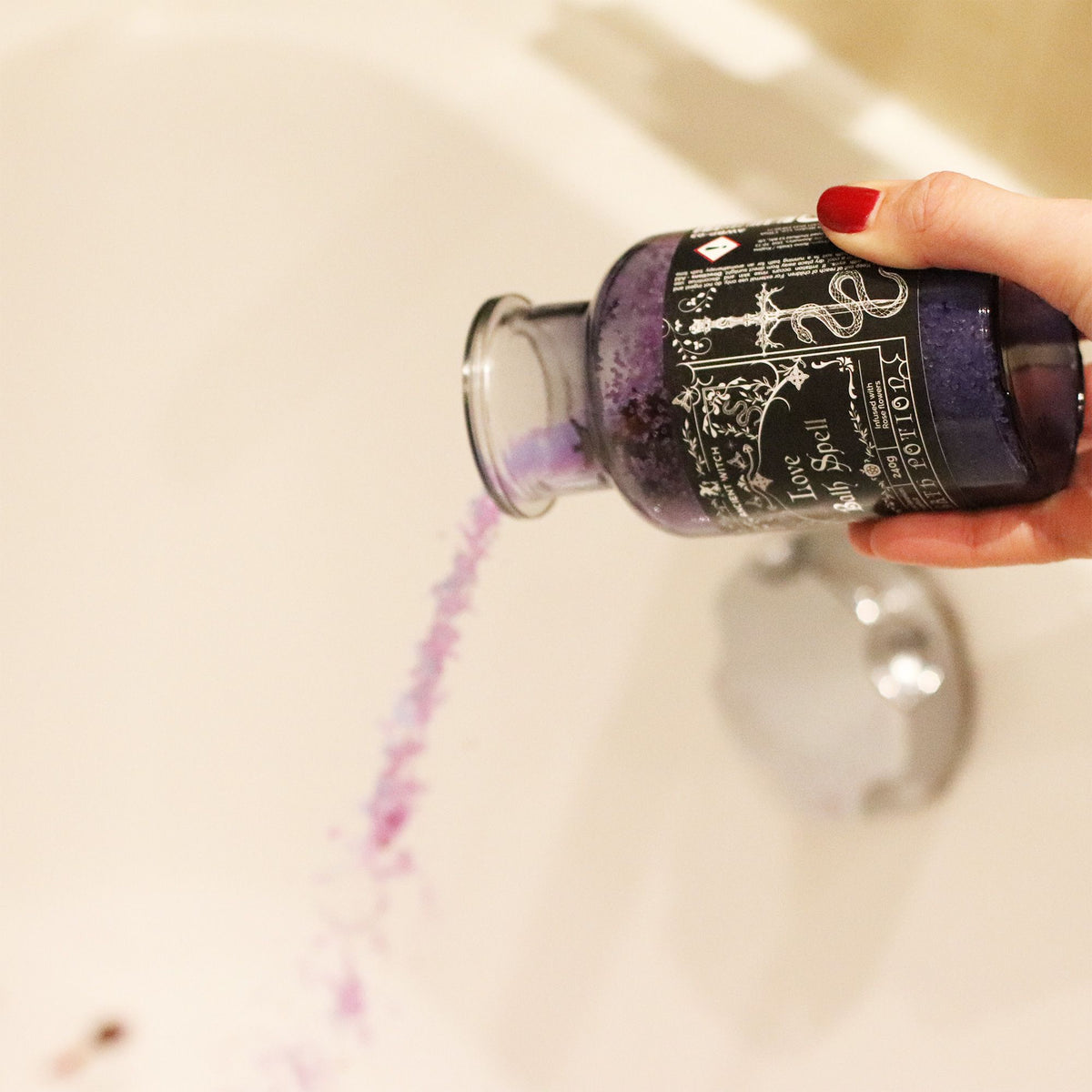 Poción de baño de bruja antigua con amuleto de cuarzo rosa · Amor