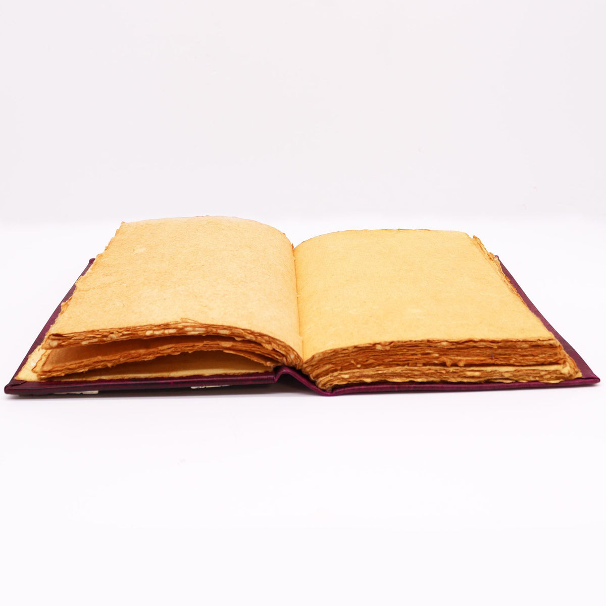 Cuaderno de cuero rojo · Hamsa de zinc