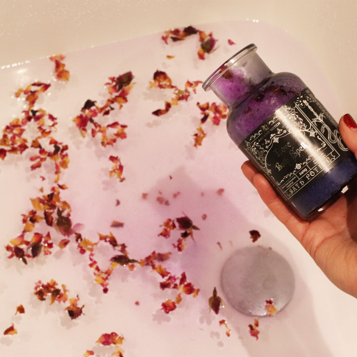 Poción de baño de bruja antigua con amuleto de cuarzo rosa · Amor