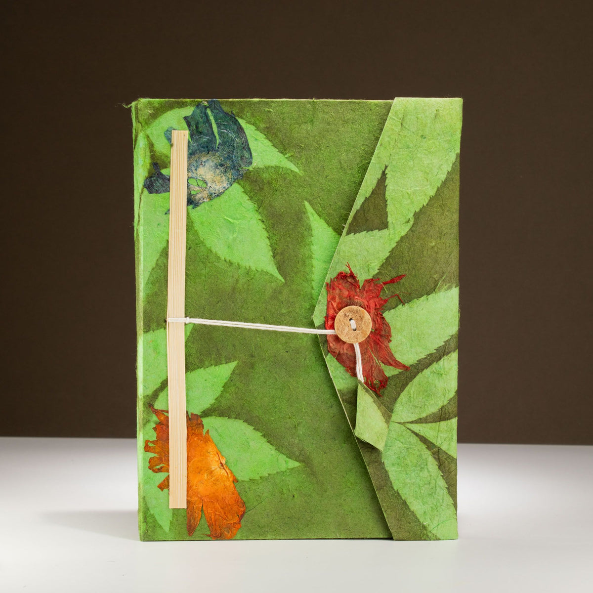 Cuaderno de papel lokta · Flores verde musgo · 21 × 15 cm
