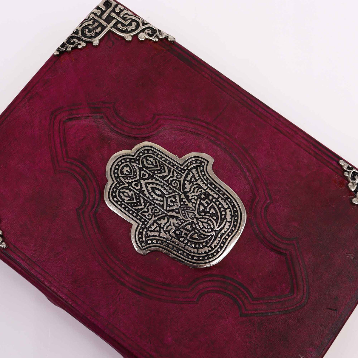 Cuaderno de cuero rojo · Hamsa de zinc