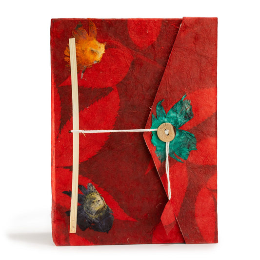 Cuaderno de papel lokta · Flores rubí · 21 × 15 cm