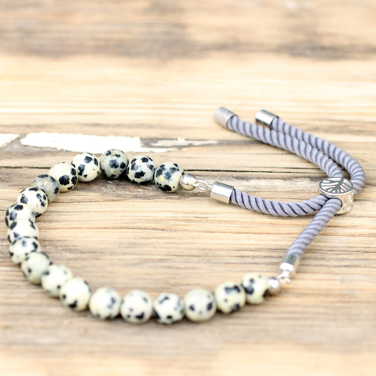 Pulsera de hilo gris con jaspe dálmata · Ajustable