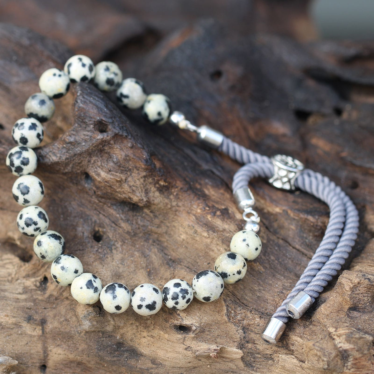 Pulsera de hilo gris con jaspe dálmata · Ajustable