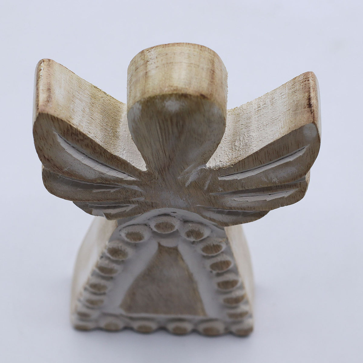 Ángel de madera de mango con acabado blanqueado