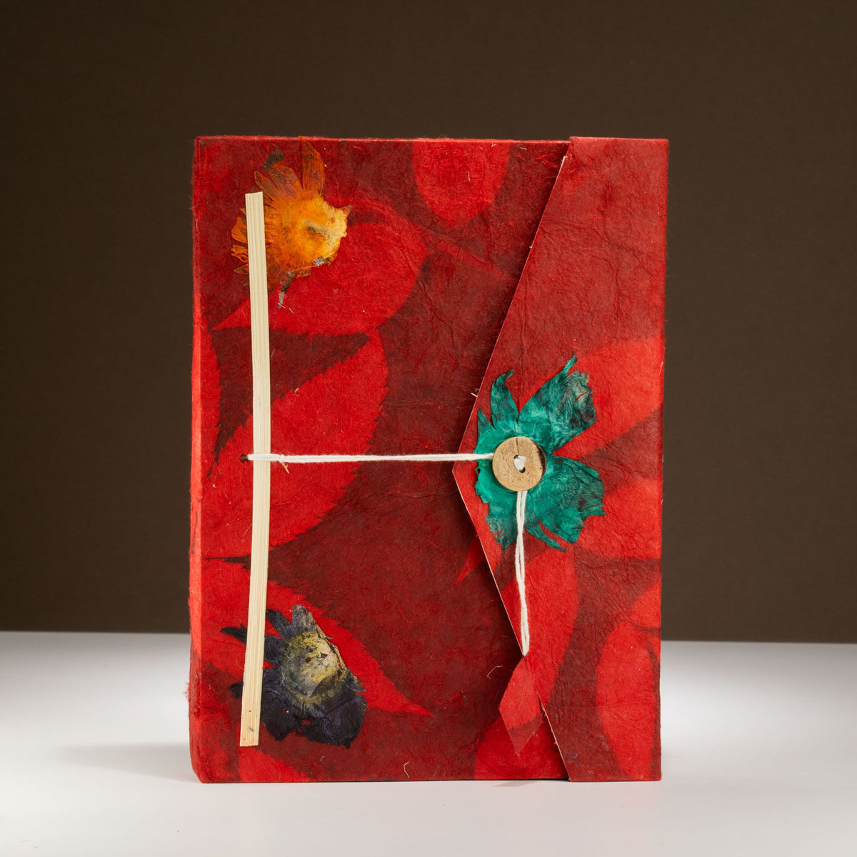 Cuaderno de papel lokta · Flores rubí · 21 × 15 cm