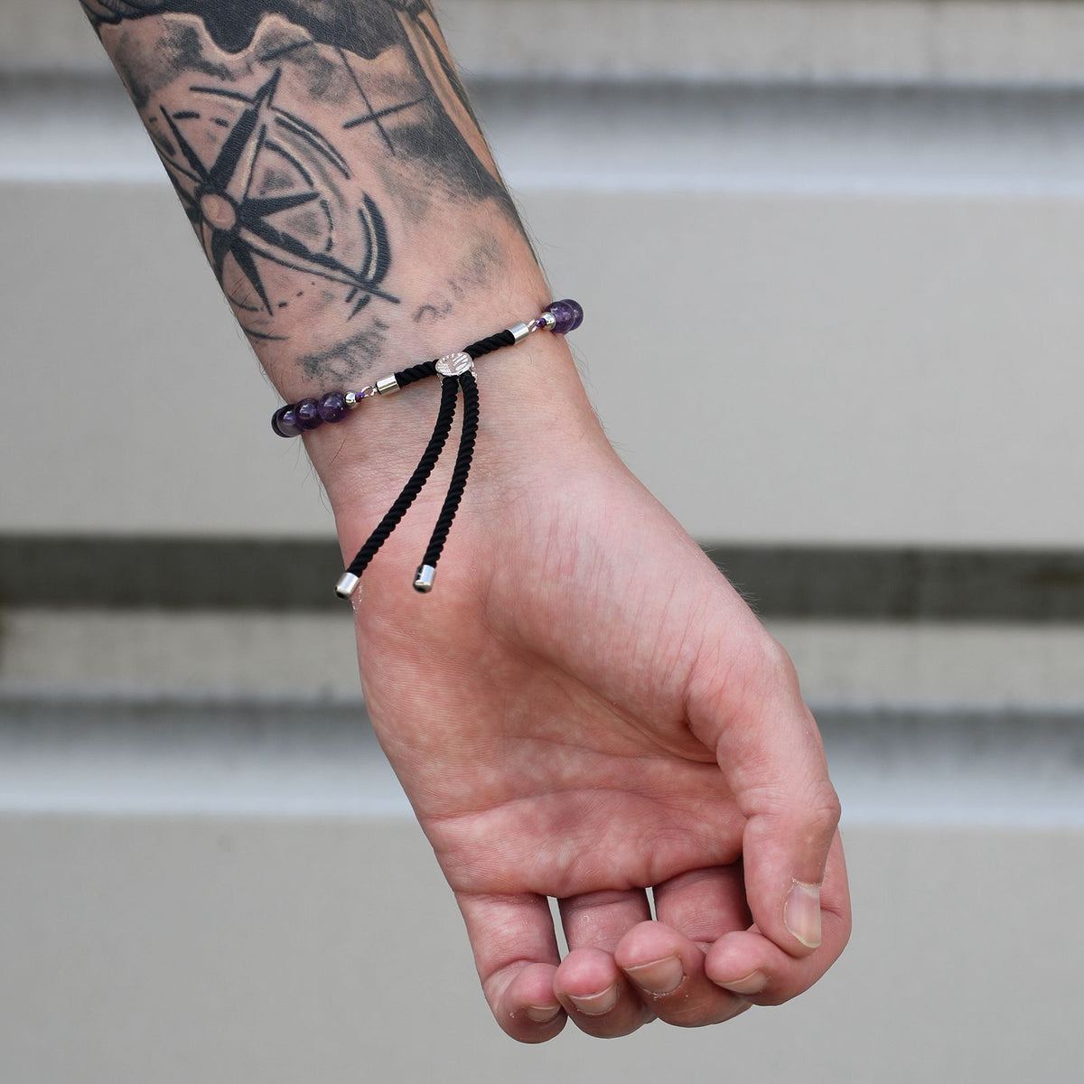 Pulsera de hilo gris con jaspe dálmata · Ajustable