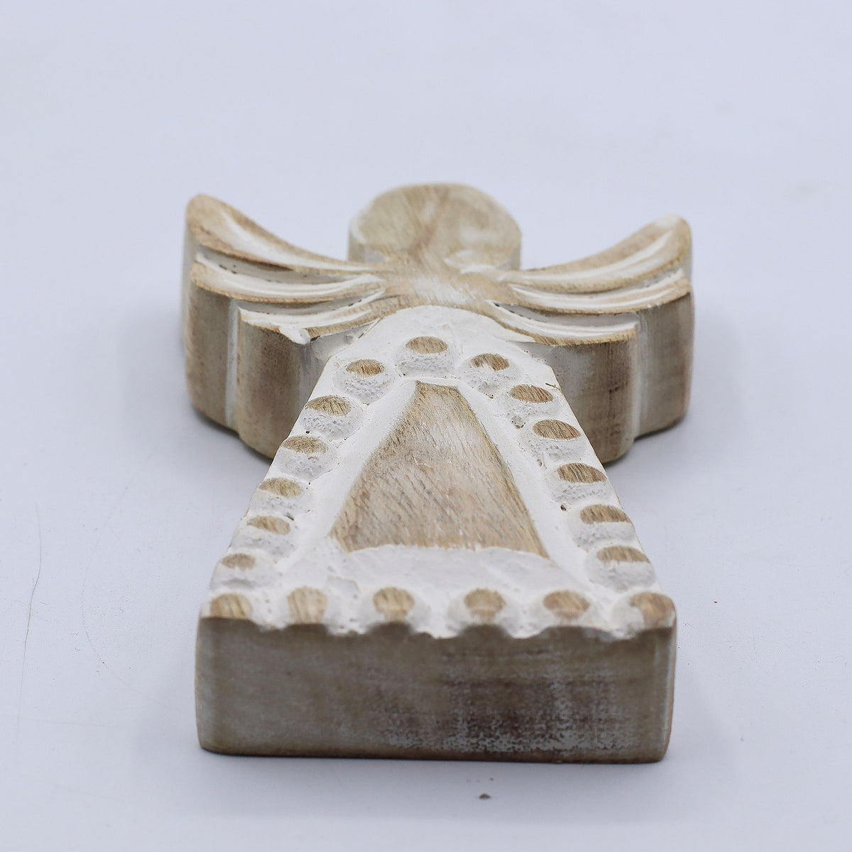 Ángel de madera de mango con acabado blanqueado