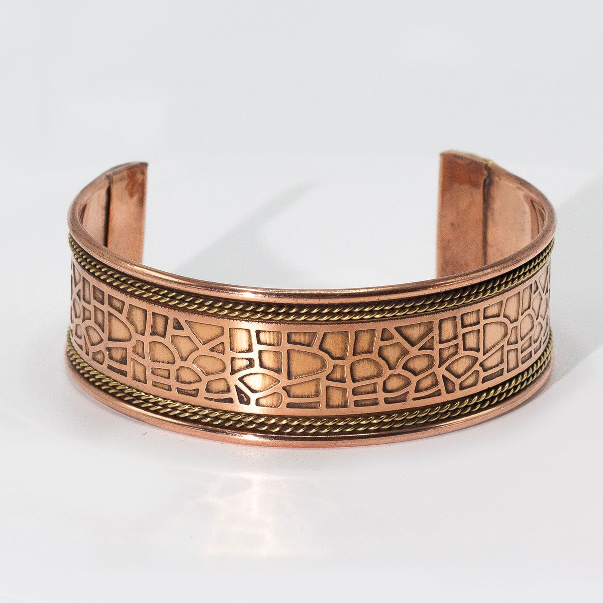 Pulsera de cobre ancha con decoración de latón