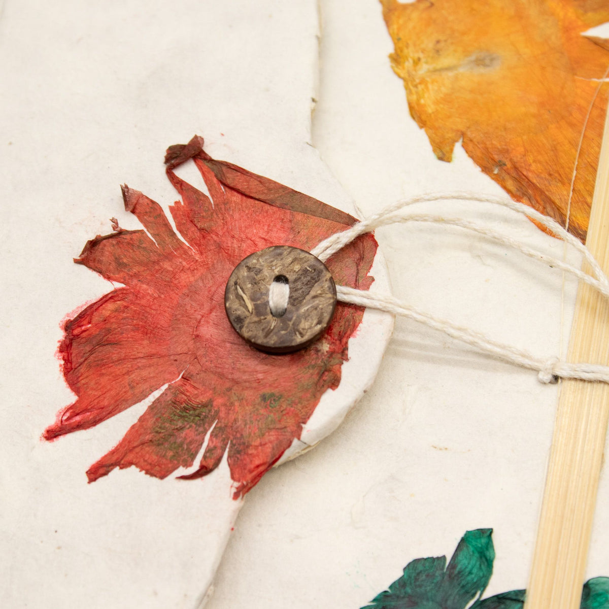 Cuaderno de papel lokta con cierre de botón · Flores del Himalaya · 15 × 12 cm