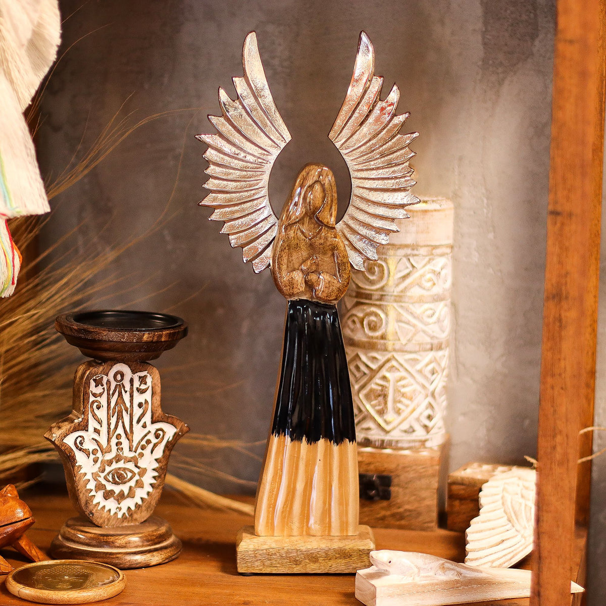 Ángel guardián grande de madera de mango con alas de metal
