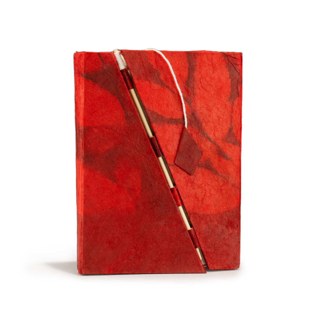 Cuaderno de papel lokta con cierre de bambú · Flores rubí · 15 × 12 cm