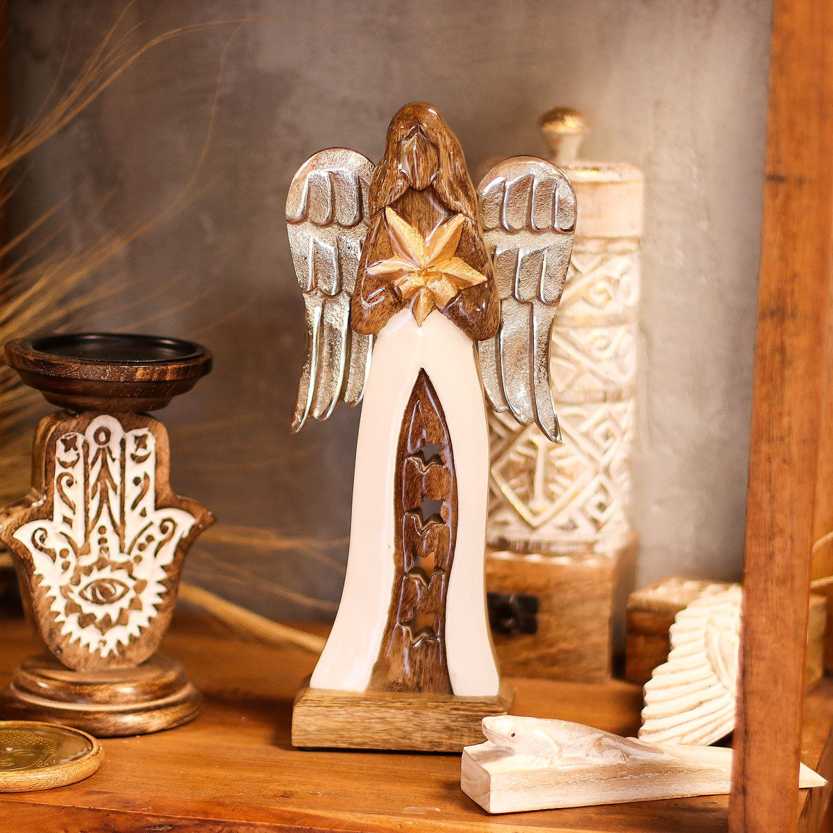 Estrella grande de madera de mango con alas de metal