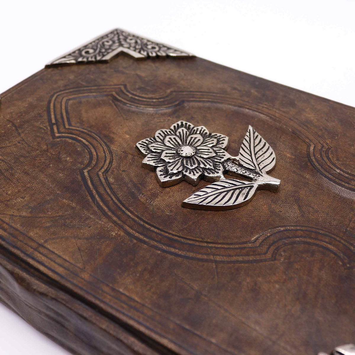 Cuaderno de cuero rojo · Rosas de zinc