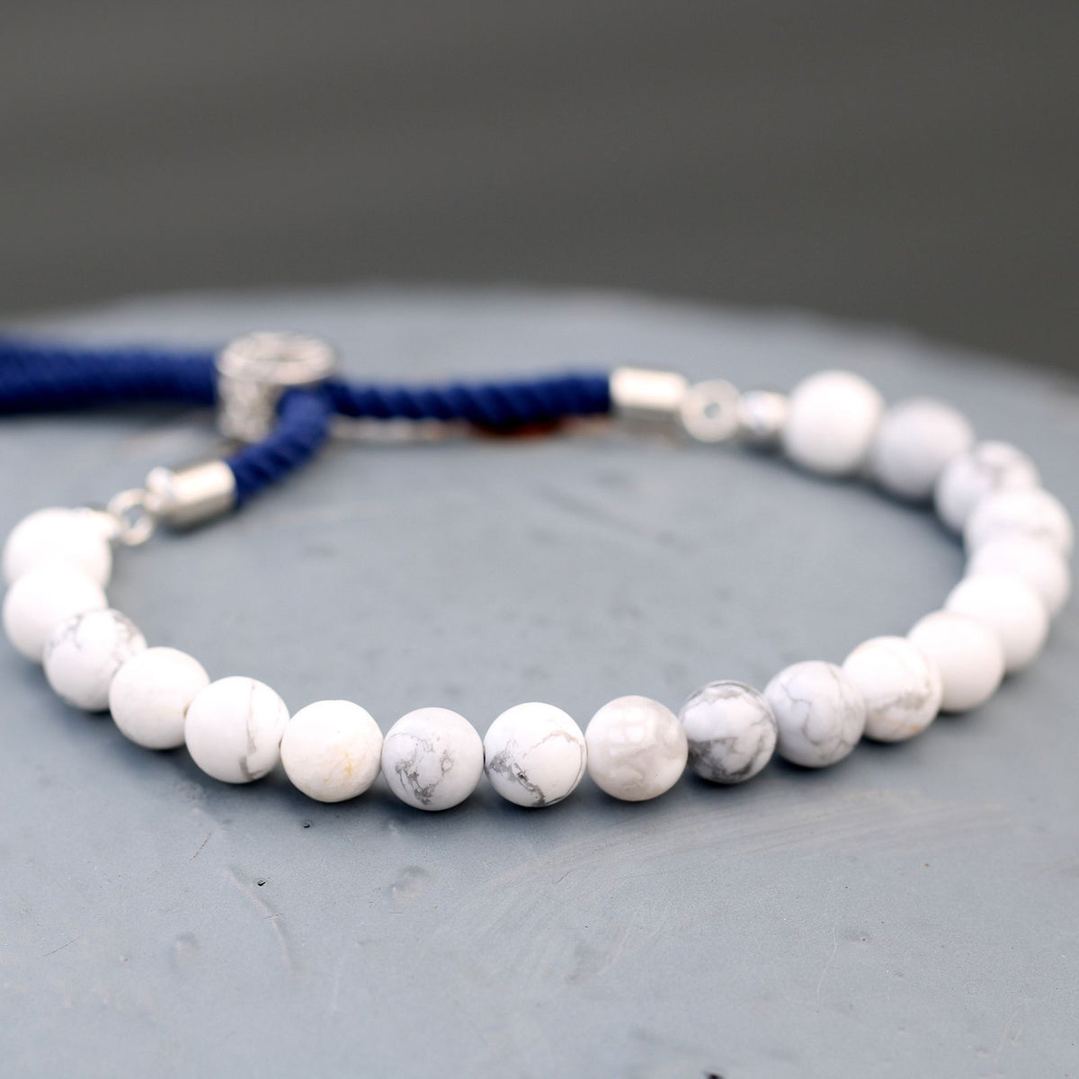 Pulsera de hilo azul marino con howlita blanca · Ajustable