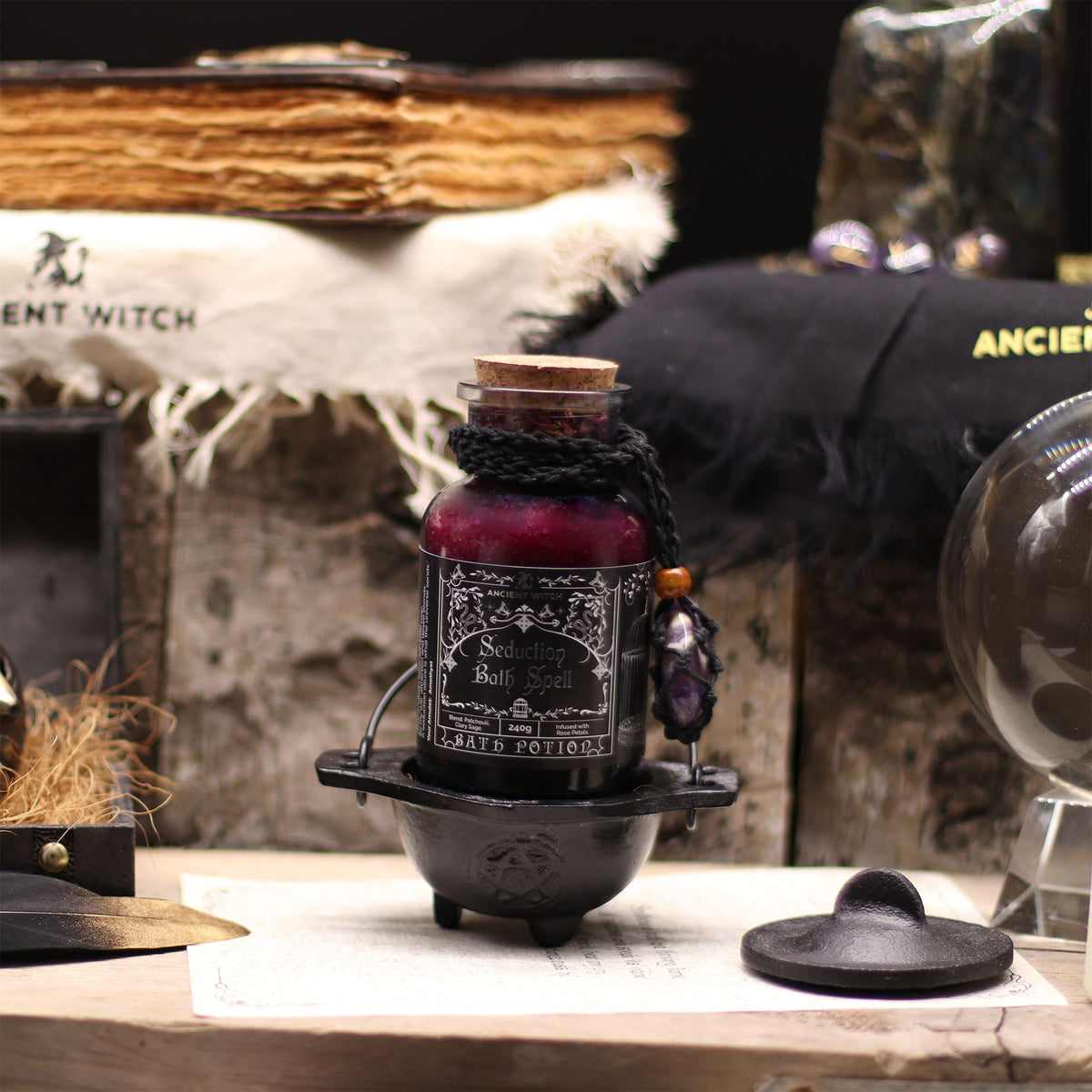 Poción de baño de bruja antigua con amuleto de amatista · Seducción