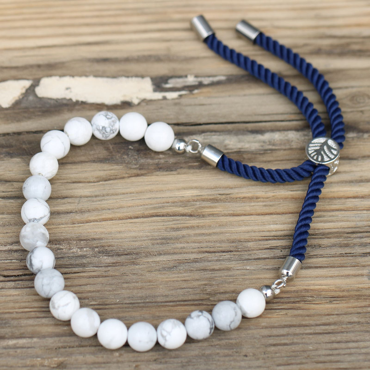 Pulsera de hilo azul marino con howlita blanca · Ajustable