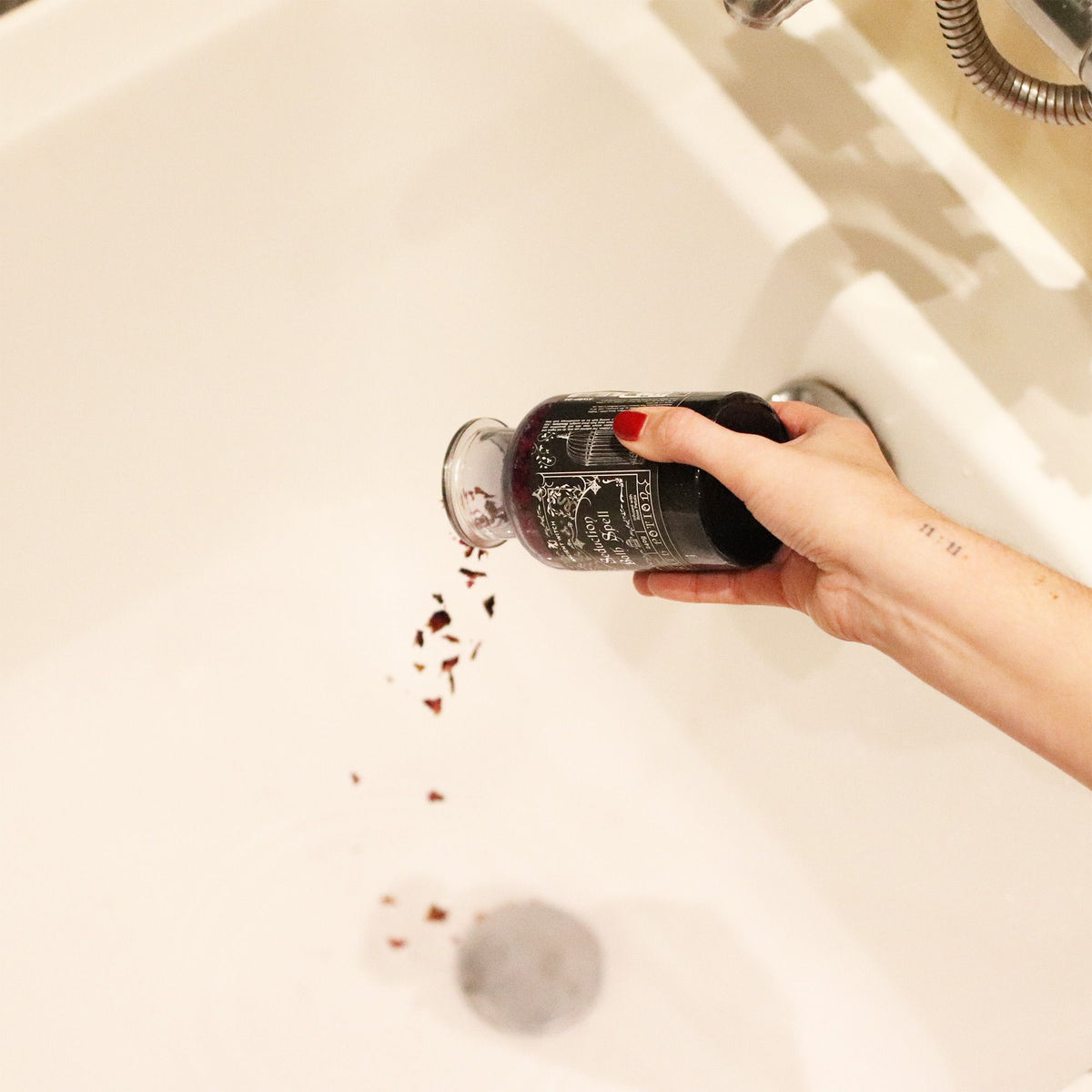 Poción de baño de bruja antigua con amuleto de amatista · Seducción