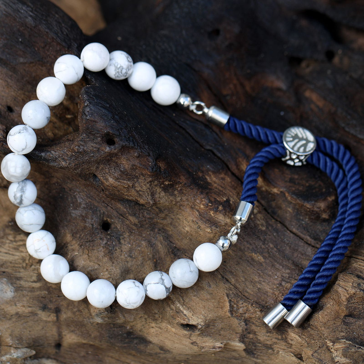 Pulsera de hilo azul marino con howlita blanca · Ajustable