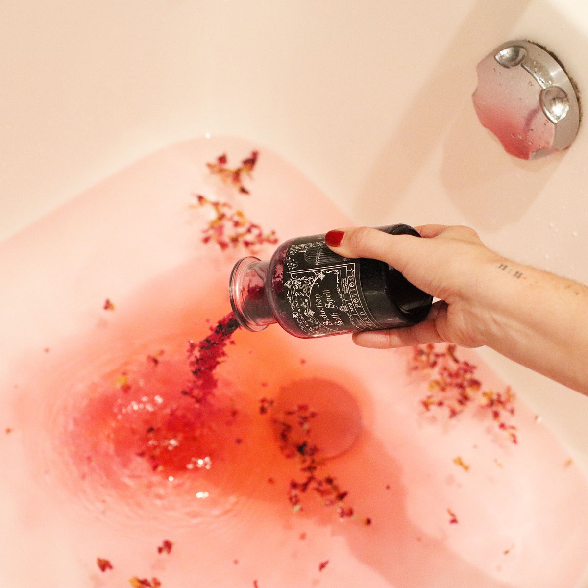 Poción de baño de bruja antigua con amuleto de amatista · Seducción