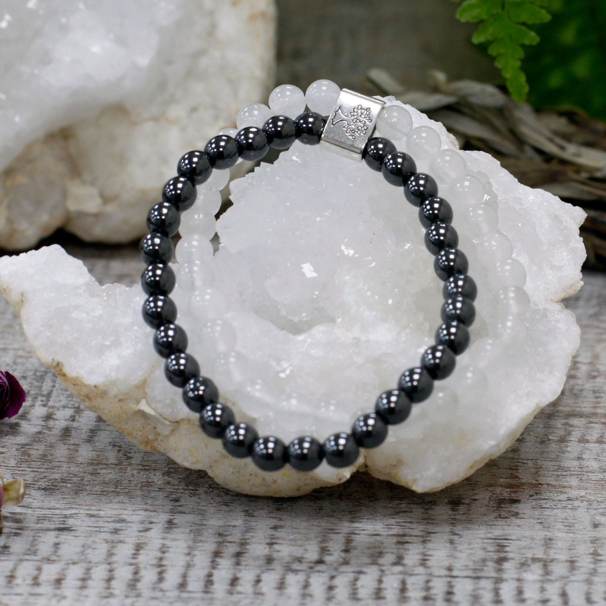 Pulsera de cuarzo blanco con cuentas magnéticas