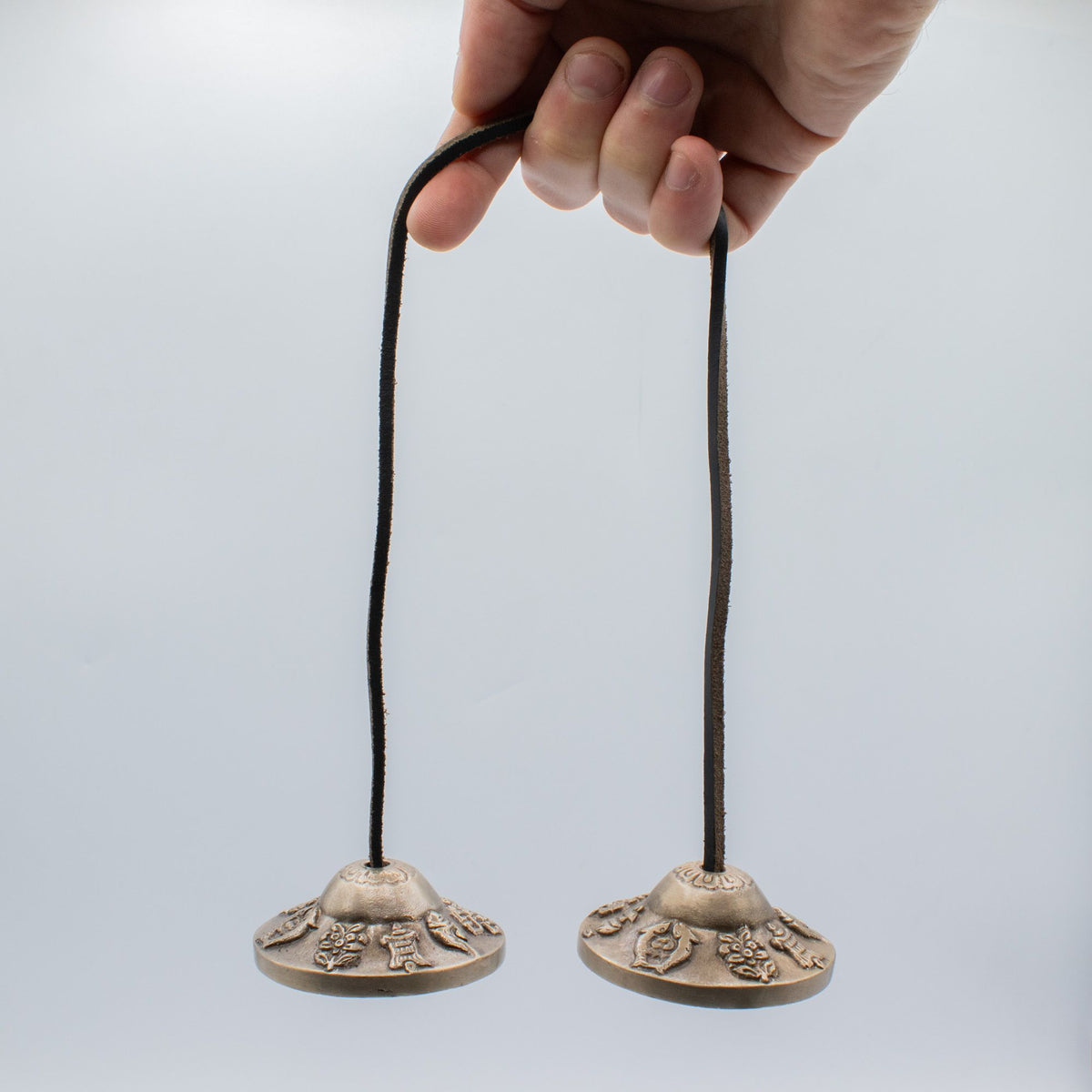 Tingsha tibetana de latón · Símbolos de la suerte · 6 cm
