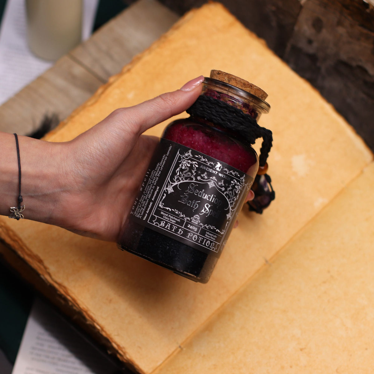Poción de baño de bruja antigua con amuleto de amatista · Seducción