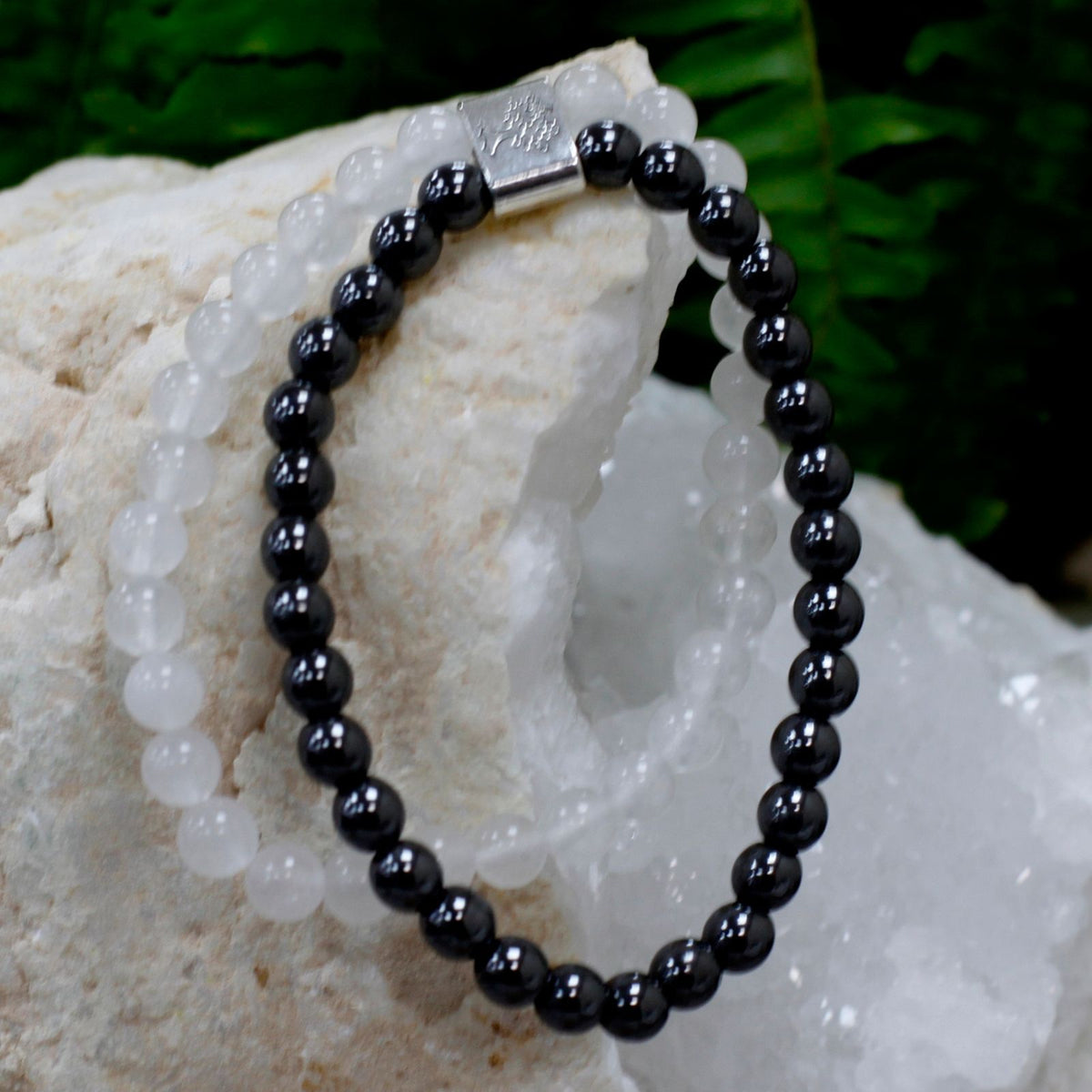 Pulsera de cuarzo blanco con cuentas magnéticas