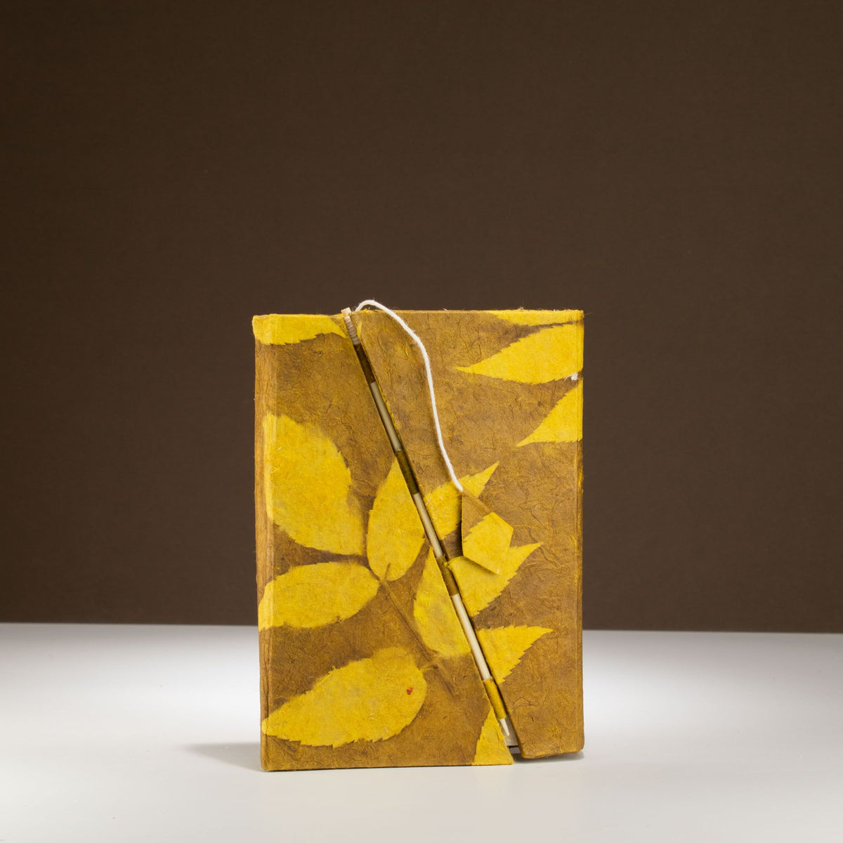 Cuaderno de papel lokta con cierre de bambú · Flores mostaza · 15 × 12 cm