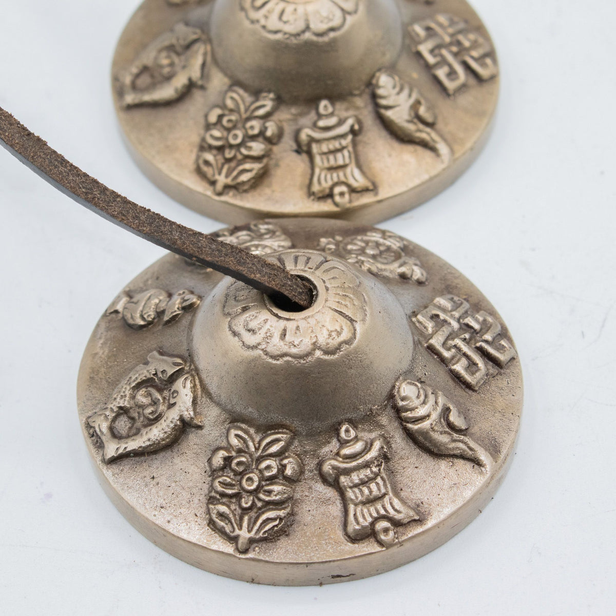 Tingsha tibetana de latón · Símbolos de la suerte · 6 cm