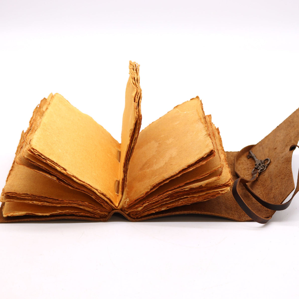 Cuaderno de cuero engrasado con llave