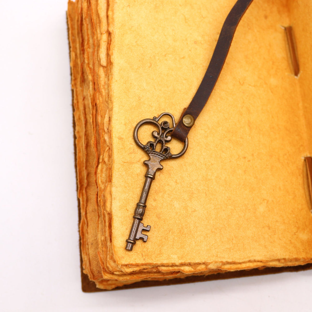 Cuaderno de cuero engrasado con llave