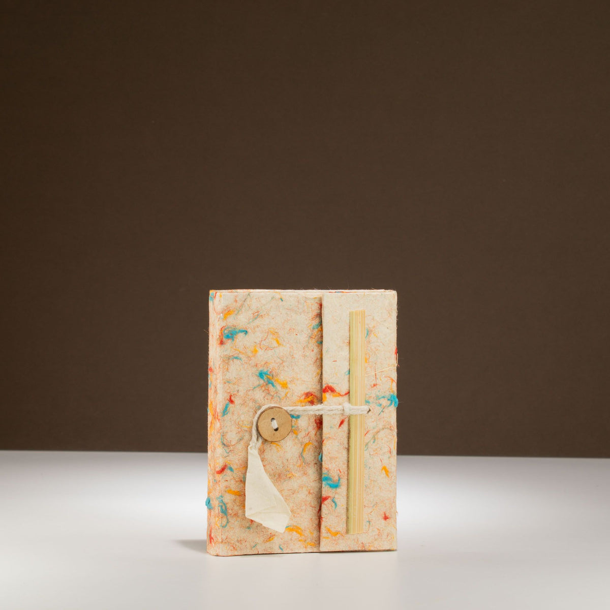 Mini cuaderno de papel lokta y algodón · Colores variados · 12 × 8 cm