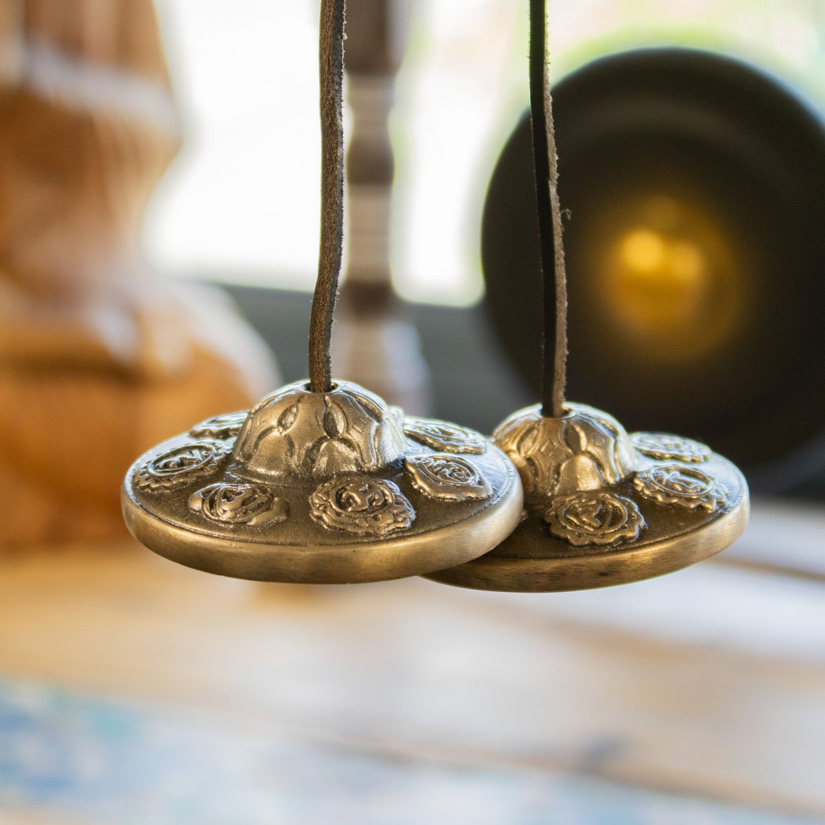 Tingsha tibetana de latón grande · Siete chakras · 7 cm