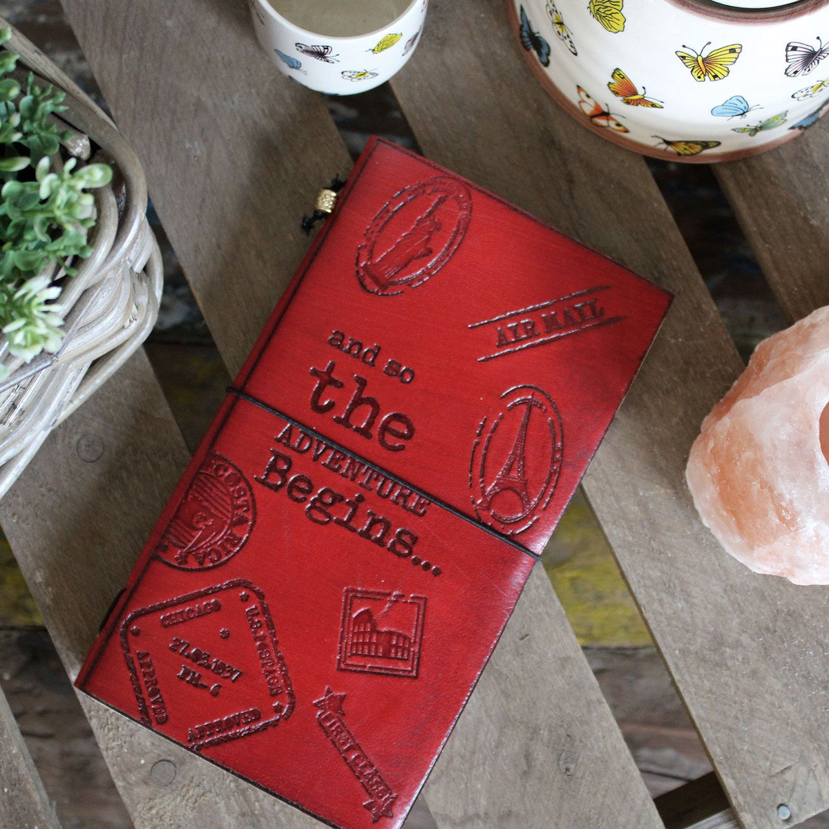 Diario de cuero hecho a mano · The Adventure Begins · Rojo