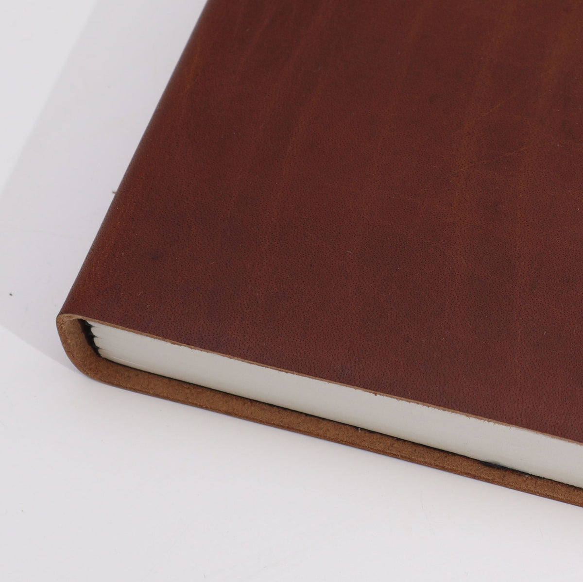 Cuaderno grande de cuero marrón oscuro · Páginas rayadas