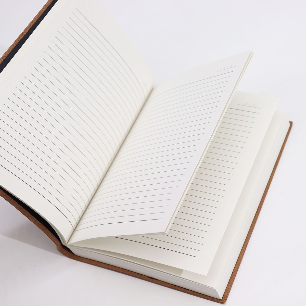 Cuaderno grande de cuero marrón oscuro · Páginas rayadas